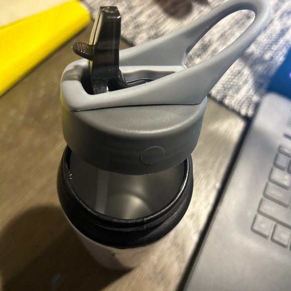 22oz. Aluminum bottle with straw and lid. Dishwasher safe - Picture 3 of 4